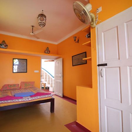 Holi-Wood Guesthouse Пондичери Екстериор снимка