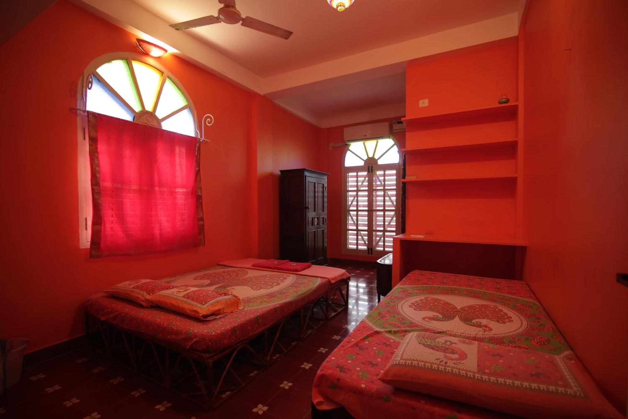 Holi-Wood Guesthouse Пондичери Екстериор снимка