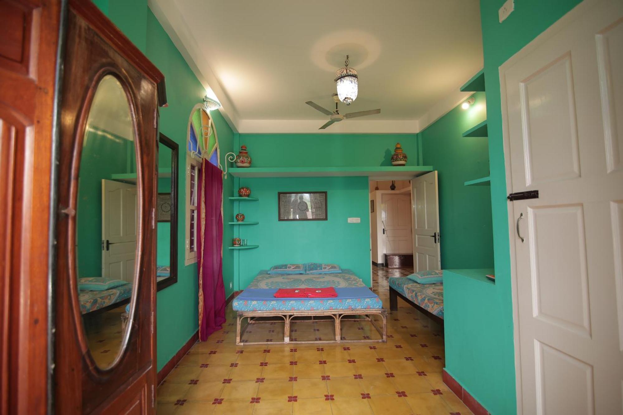 Holi-Wood Guesthouse Пондичери Екстериор снимка