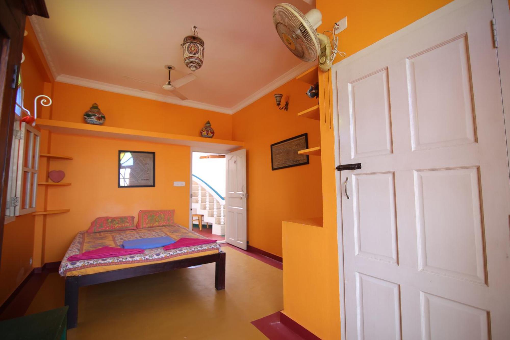 Holi-Wood Guesthouse Пондичери Екстериор снимка