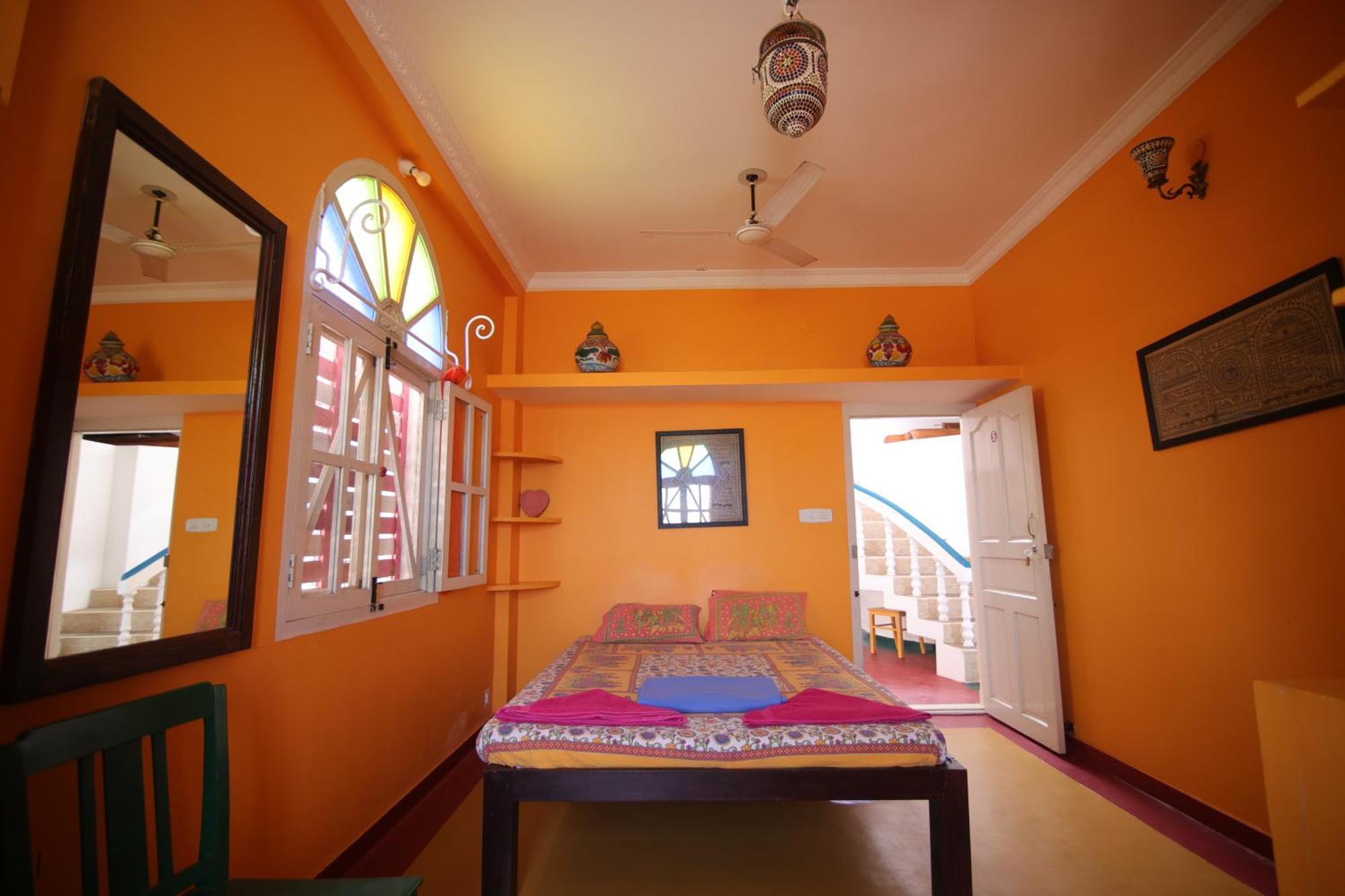 Holi-Wood Guesthouse Пондичери Екстериор снимка