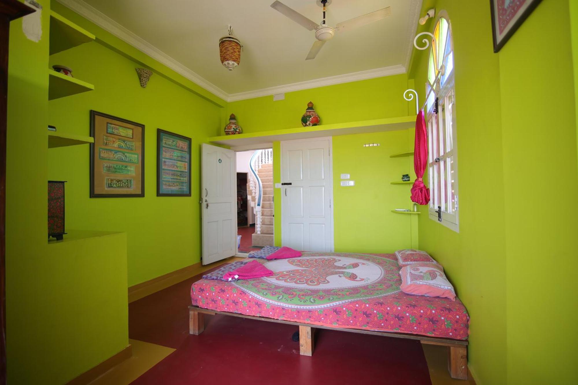 Holi-Wood Guesthouse Пондичери Екстериор снимка